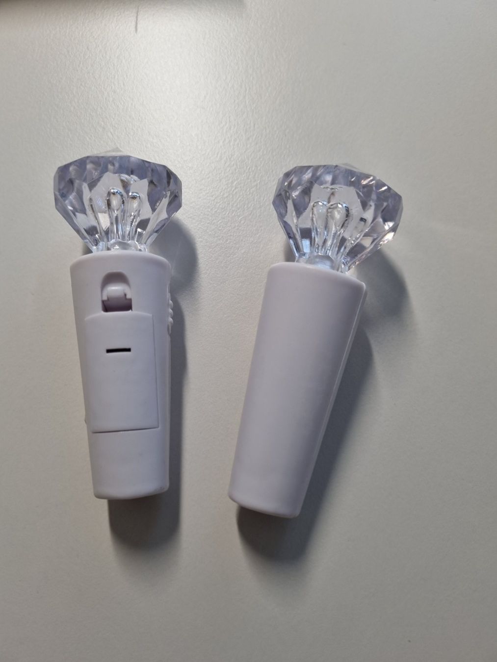 Lichterketten & Leisten: 2 LICHTER MIT KUNSTSTOFF DIAMANT FÜR FLASCHENHALS ODER DEKO – Neu und originalverpackt aus Zofingen von Felpa