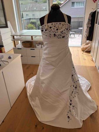 Brautkleid elfenbei mit Violetten Stickereien Gr.42