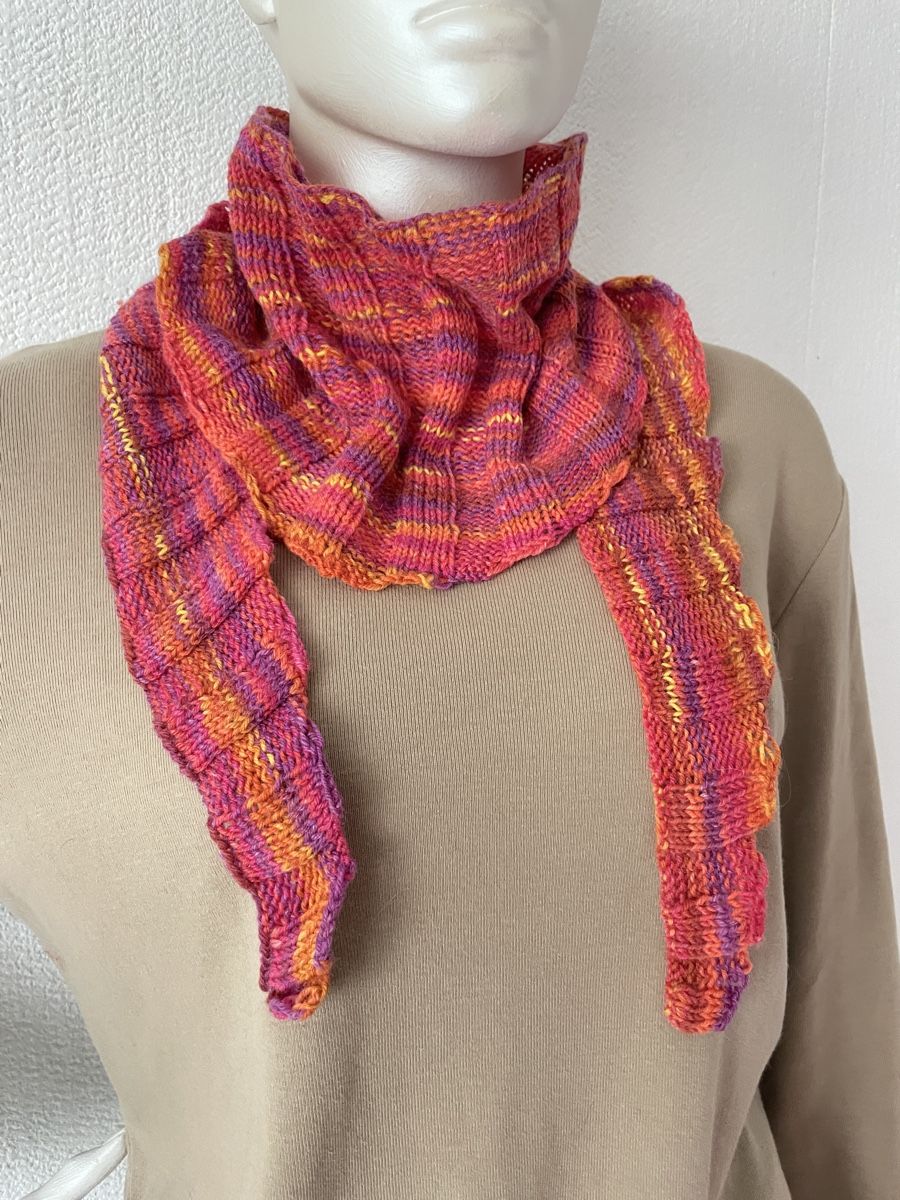 Foulards, Tücher & Schals: Leichtes Stricktuch, weicher Schal, handgestrickt – Neu und originalverpackt aus Fislisbach von handglismet 2
