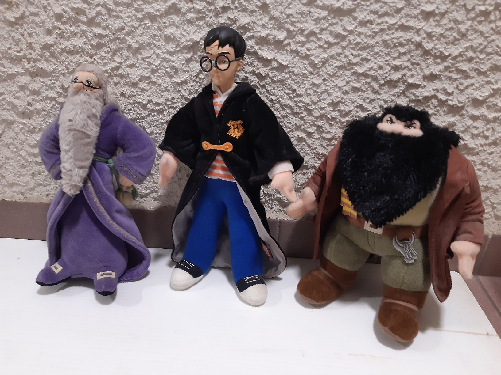 Puppen: Figurines Harry Potter Dumbledore Hagrid Peluches 30cm – Gebraucht aus Genève von dieudedieu