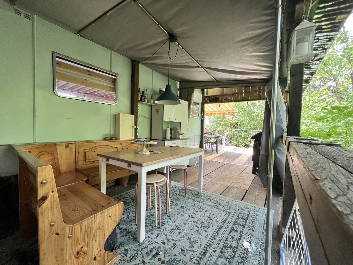 Véhicules de camping: Wohnwagen mit Ausstattung – Défectueux à Münsingen par MCMLXXXI 1