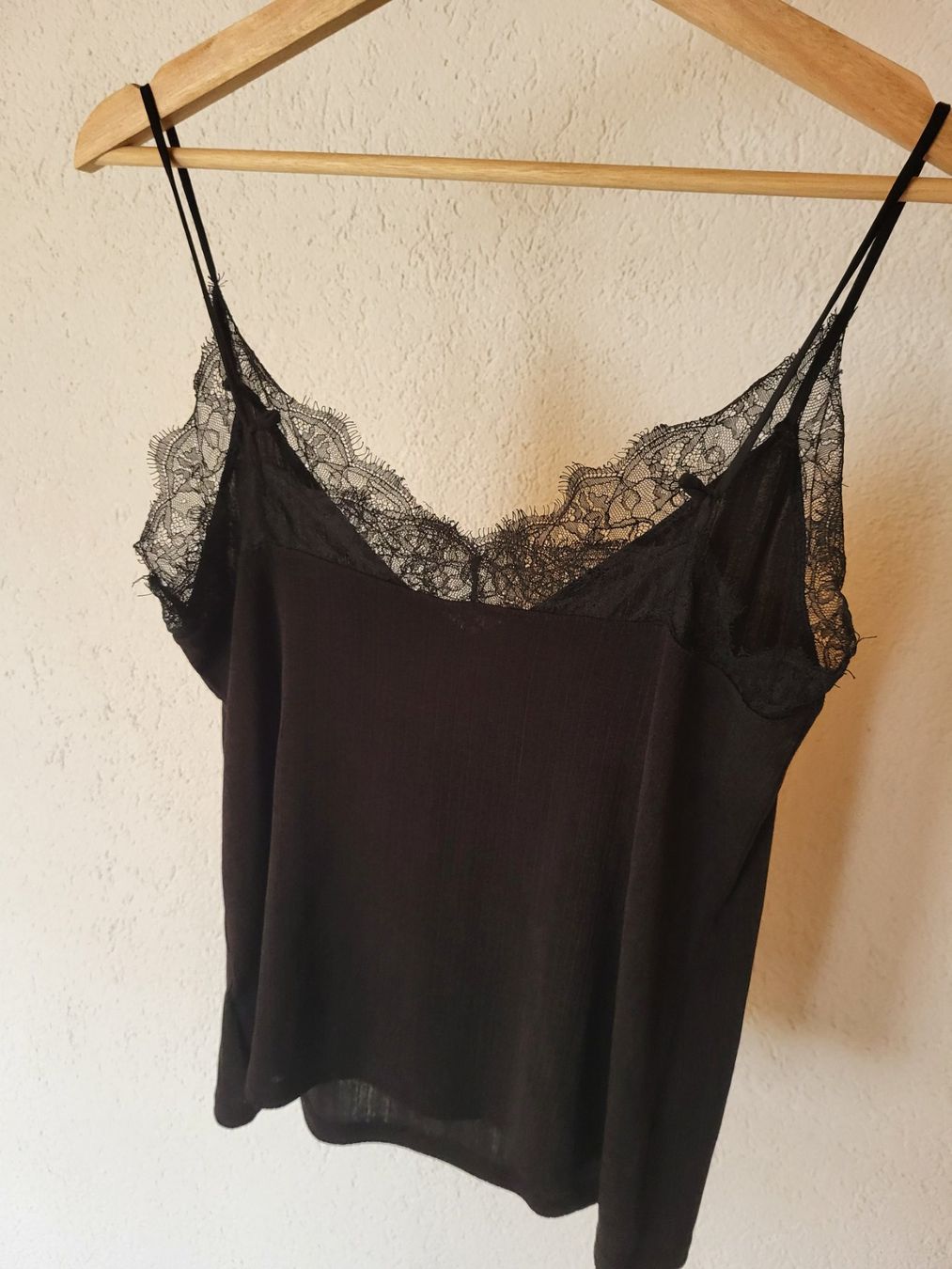 Tops: Schwarzes Top mit Spitze, Grösse 36, neuwertig – Gebraucht aus Eggiwil von kariiina 1