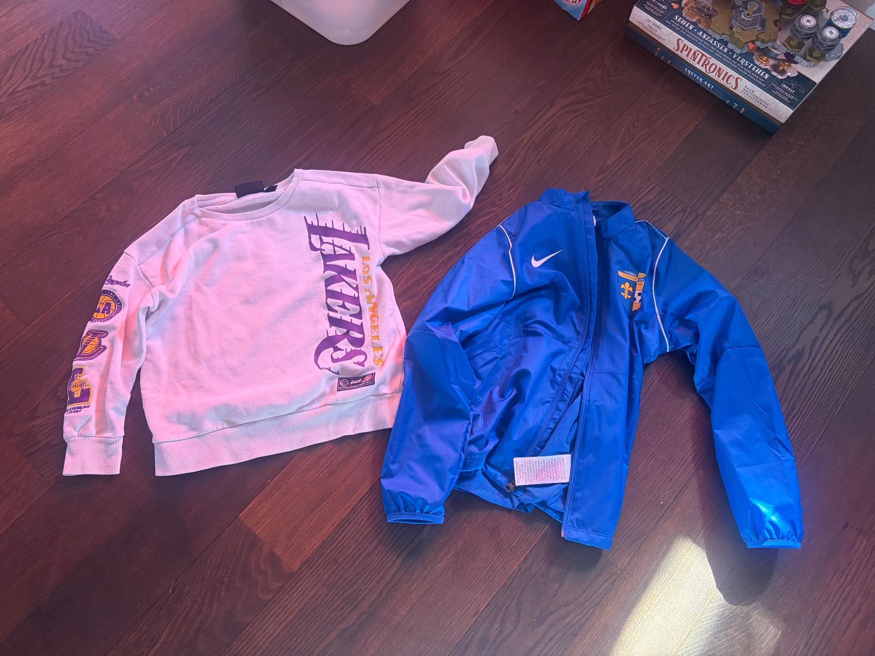 Nike Lotti di vestiti: Lakers pulli und Nike Jacke – Usato da Schlieren venduto da Shelly03