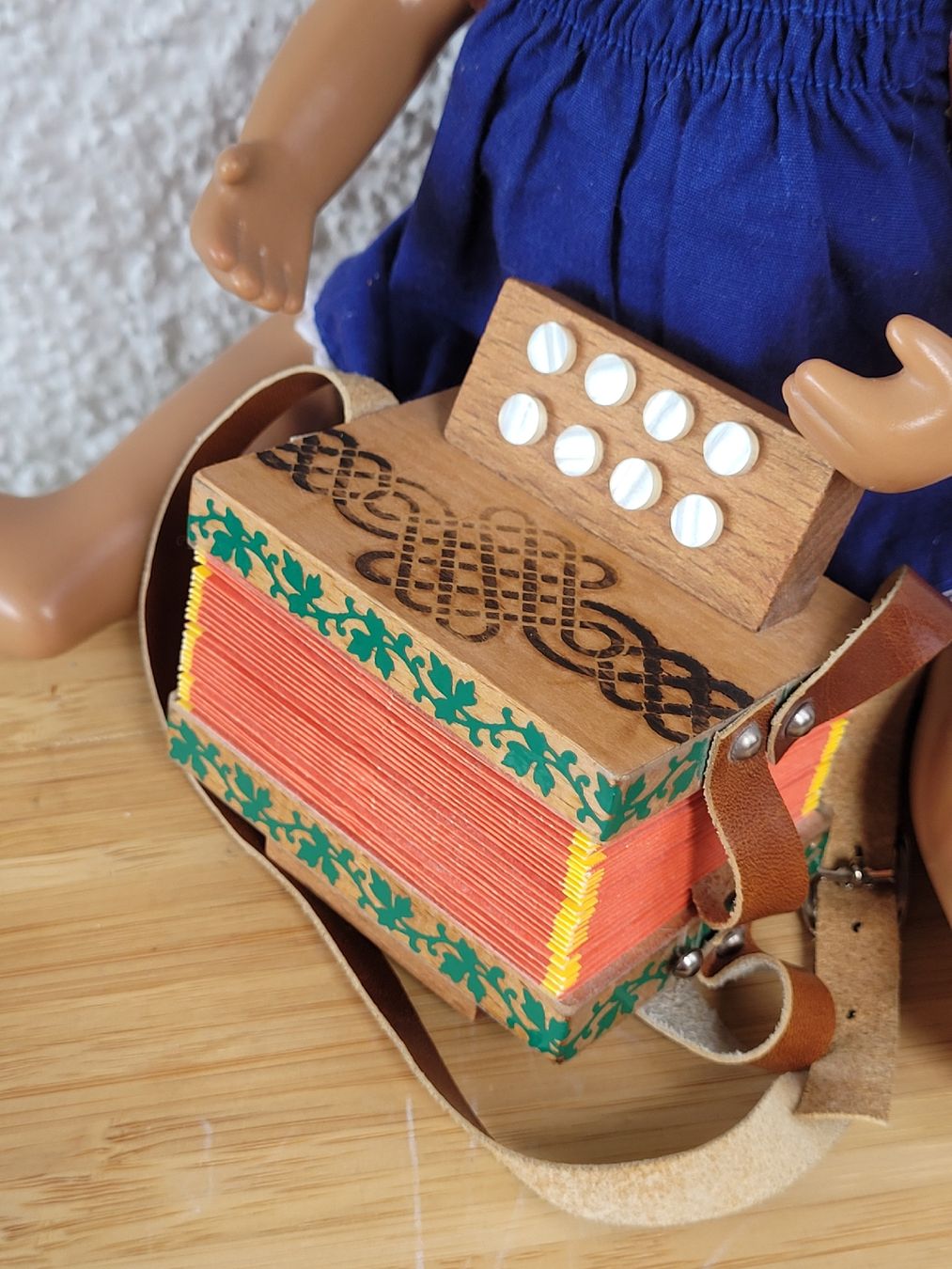 Sasha Morgenthaler Bambole: Schönes Sasha Mädchen mit Schellenursli, Handorgel und Thek – Usato da Buttikon SZ venduto da Renco 1