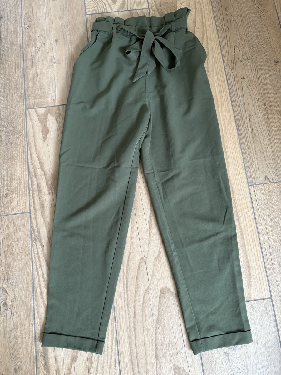 Pull&Bear Pantaloni: Pantalon vert Pull&Bear, taille 36 - État parfait – Nuovo (secondo la descrizione) da Villeneuve VD venduto da mel_c29d