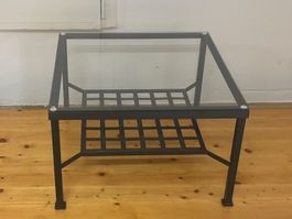 Glastisch mit Metallgestell