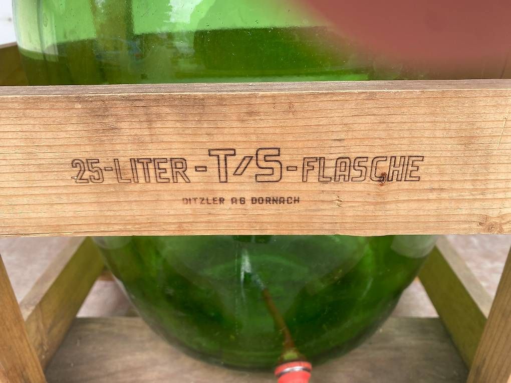 Accessori: Grüne Glasflasche – Usato da Rain venduto da wemathis67 1
