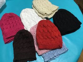 12 bonnets en laine, liquidation