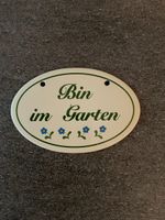 Schild "Bin im Garten" mit Blumenmuster