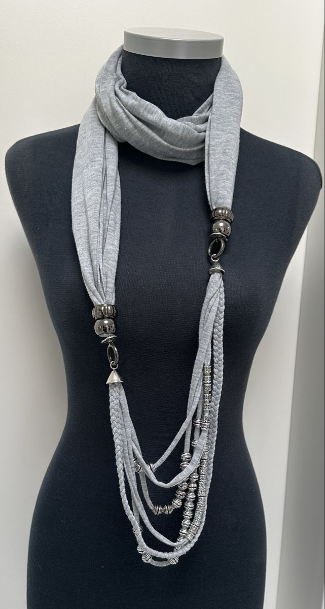 Foulard & Sciarpe: Schal/Kette grau mit Schmuckelementen – Nuovo (secondo la descrizione) da Münsingen venduto da Innchen 1