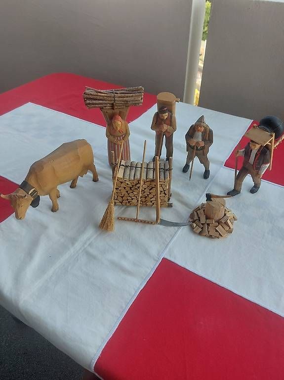 Figurines: Huggler Brienz Holzbildhauerei Komplett oder Einzel – D'occasion à Bremgarten AG par marcelbu62