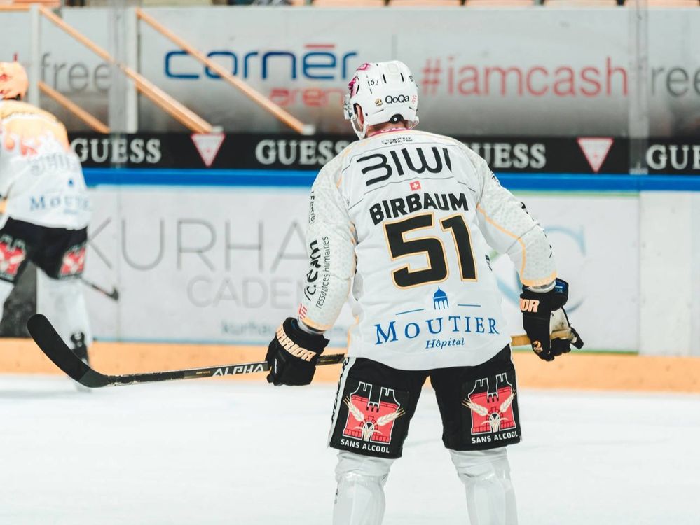 Homme En Maillot De Hockey Sur Glace Rouge Et Blanc Jouant Au Hockey Sur Glace Bxhni0y6ike
