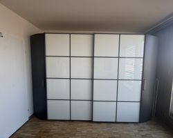 Schwebetürenschrank mit weissen Alpina Glas Fronten 