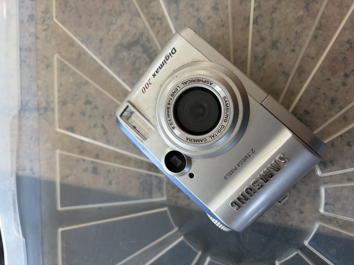 Fotocamera: drei alte Digitalkameras – Usato da Hägendorf venduto da StuderPascal 1