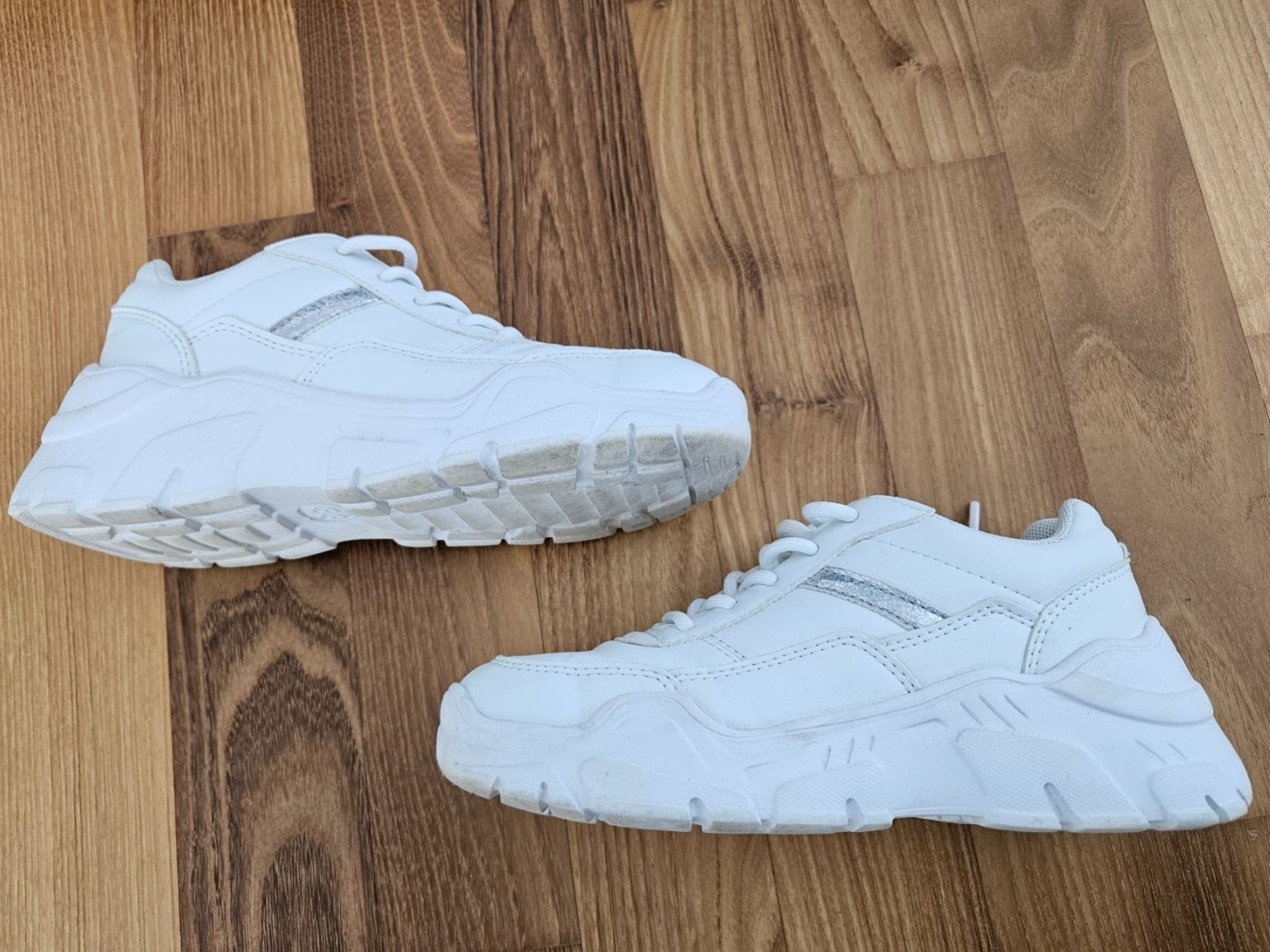 Scarpe per ragazze: Sneaker Grösse 33 weiss – Usato da Ehrendingen venduto da mythical