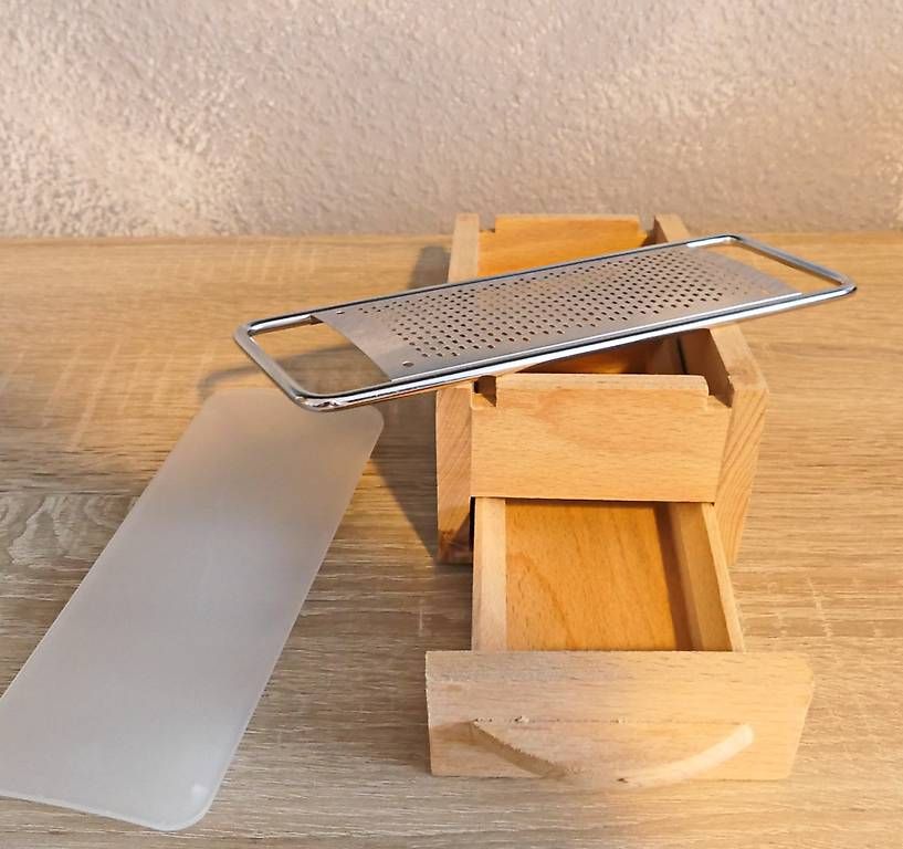 Elettrodomestici da cucina: Parmesanreibe mit Holzbehälter – Usato da Wettingen venduto da Ricolino2025 2