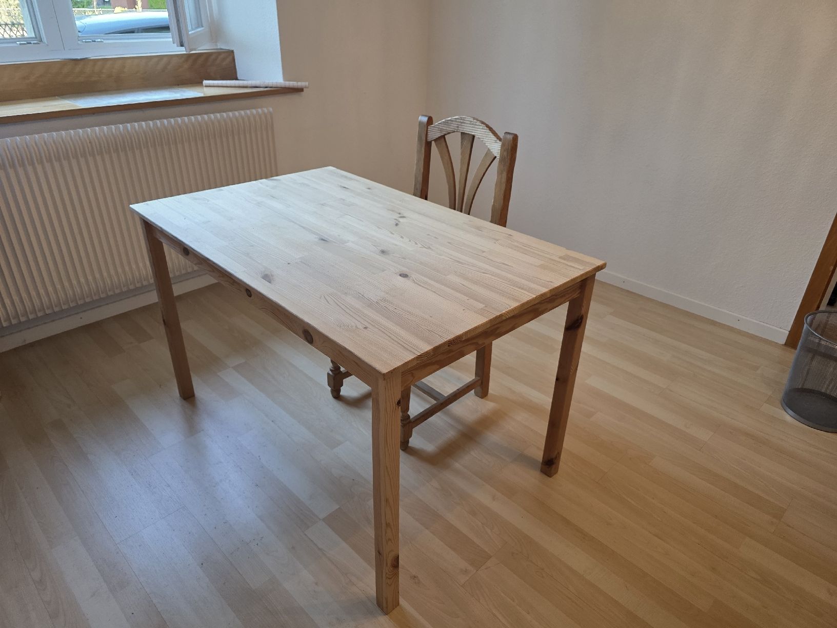 Tische: Holztisch & Stuhl – Gebraucht aus Niederbuchsiten von B_Marchand