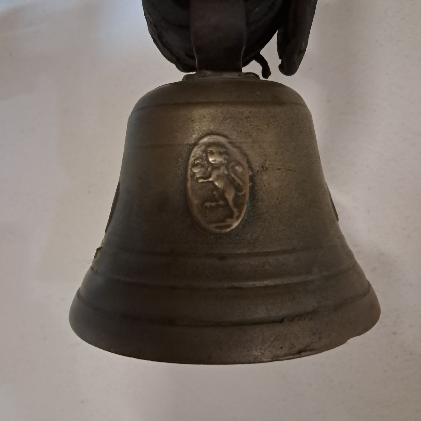 Cloches & sonnailles: ANTIKE Kleine Glocke ab 2Fr.  – D'occasion à Murten par SHETHOF 5