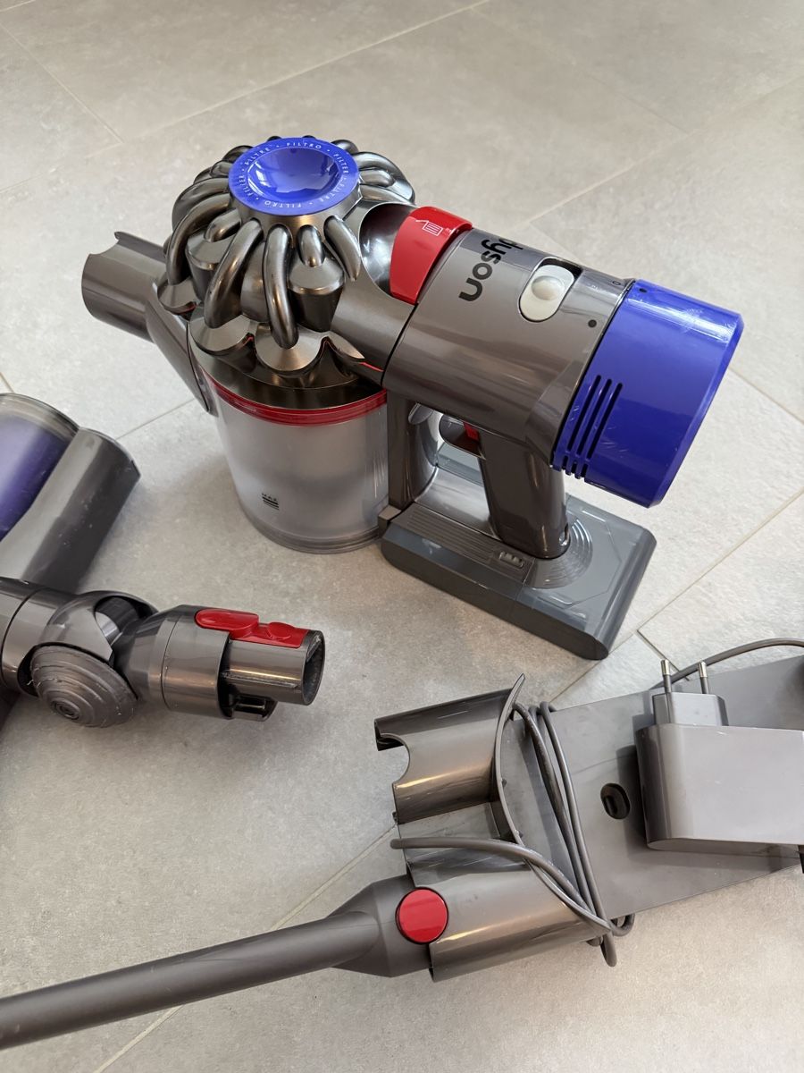 Dyson Aspirateurs & Accessoires: Dyson V8  – D'occasion à Meyrin par SA_3006 1