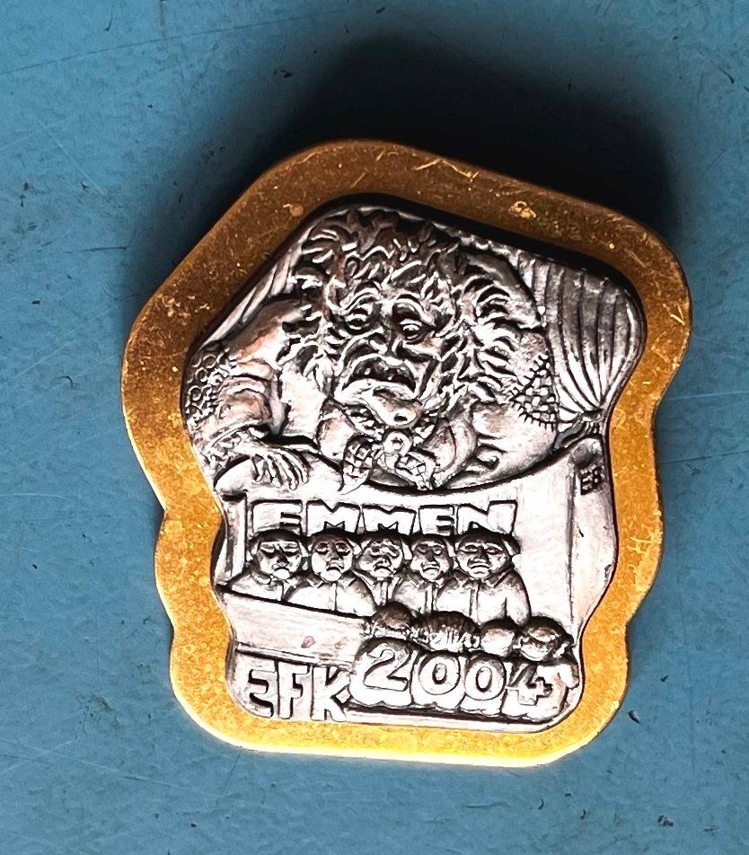 Placchette & Badge: Fasnachtsplakette Emmen Gold 2004 – Usato da Obernau venduto da Wgnom