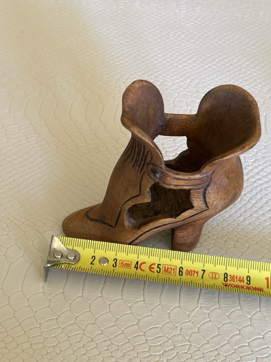 Tutte le decorazioni: Antiker Holzschuh Absatzschuh geschnitzt – Usato da Düdingen venduto da Reconflo 2