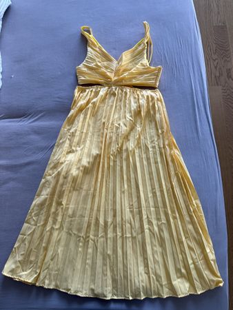 Sommerkleid gelb luftig Gr. M Cut-Out Plissee elegant