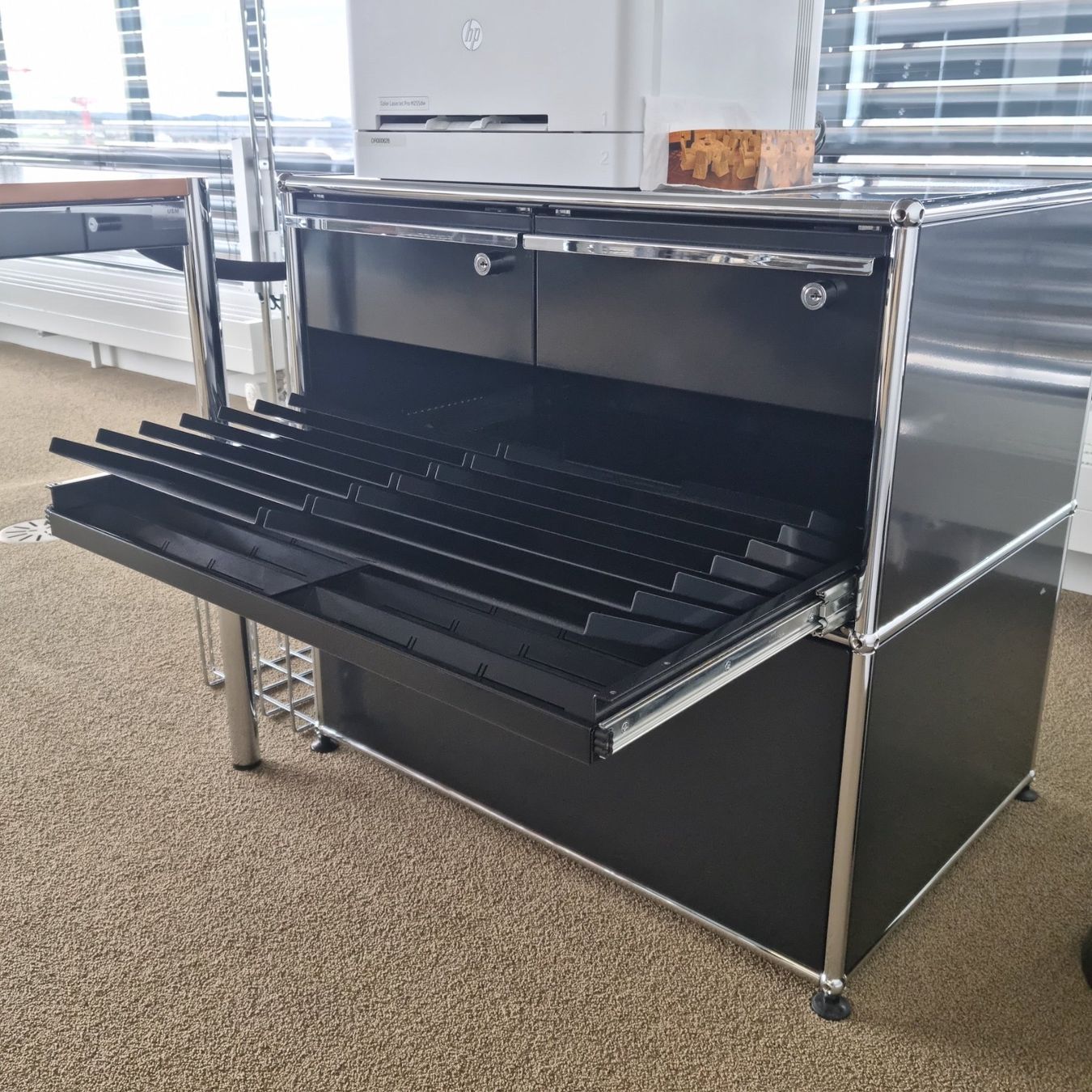 USM Scaffali: USM Haller Beistellkorpus Graphitschwarz – Usato da Zürich venduto da Zapro 1