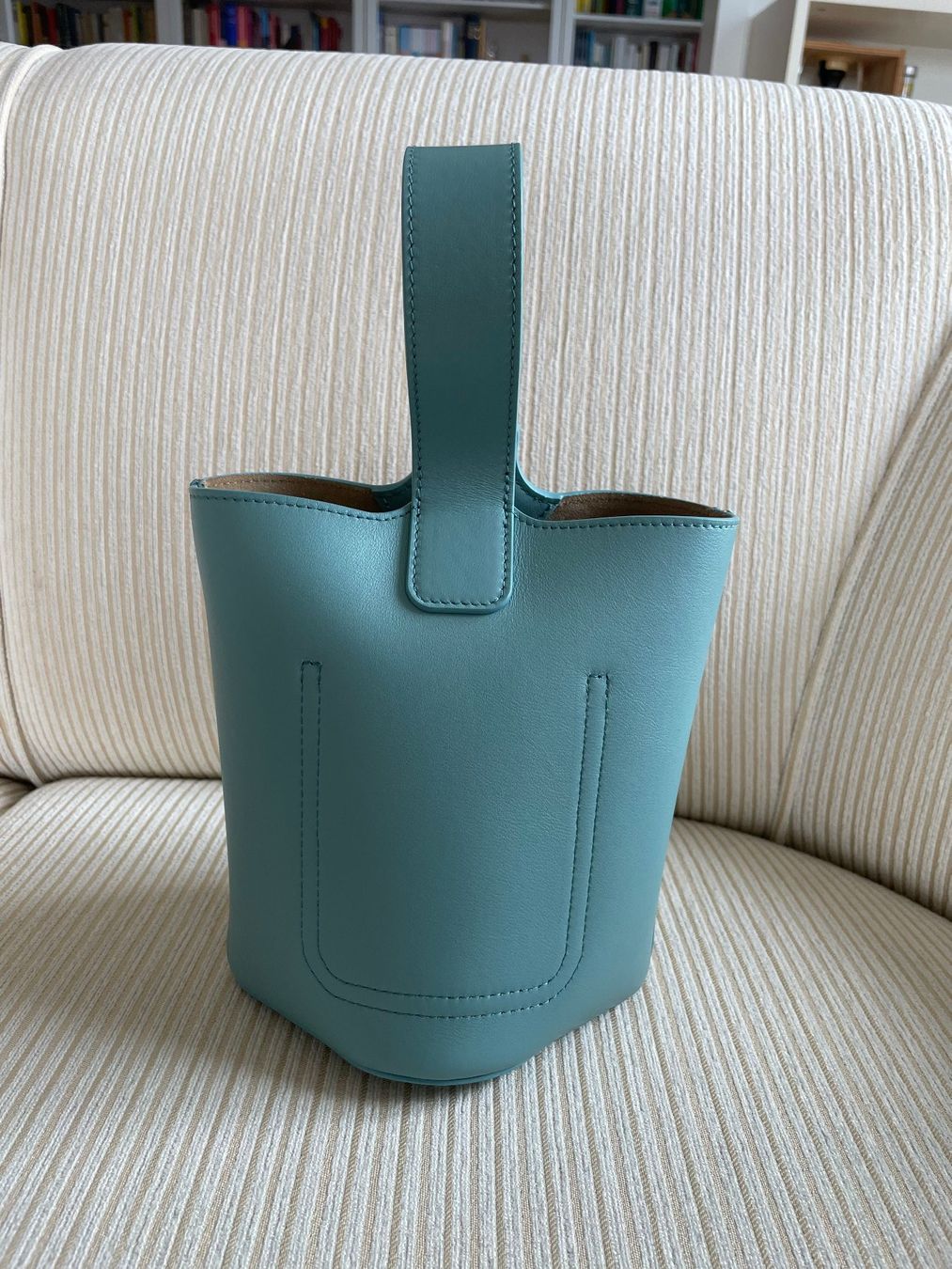 Loewe Taschen für Damen: LOEWE PEBBLE BUCKET MINI (WATER) – Neu (gemäss Beschreibung) aus Zürich von  1