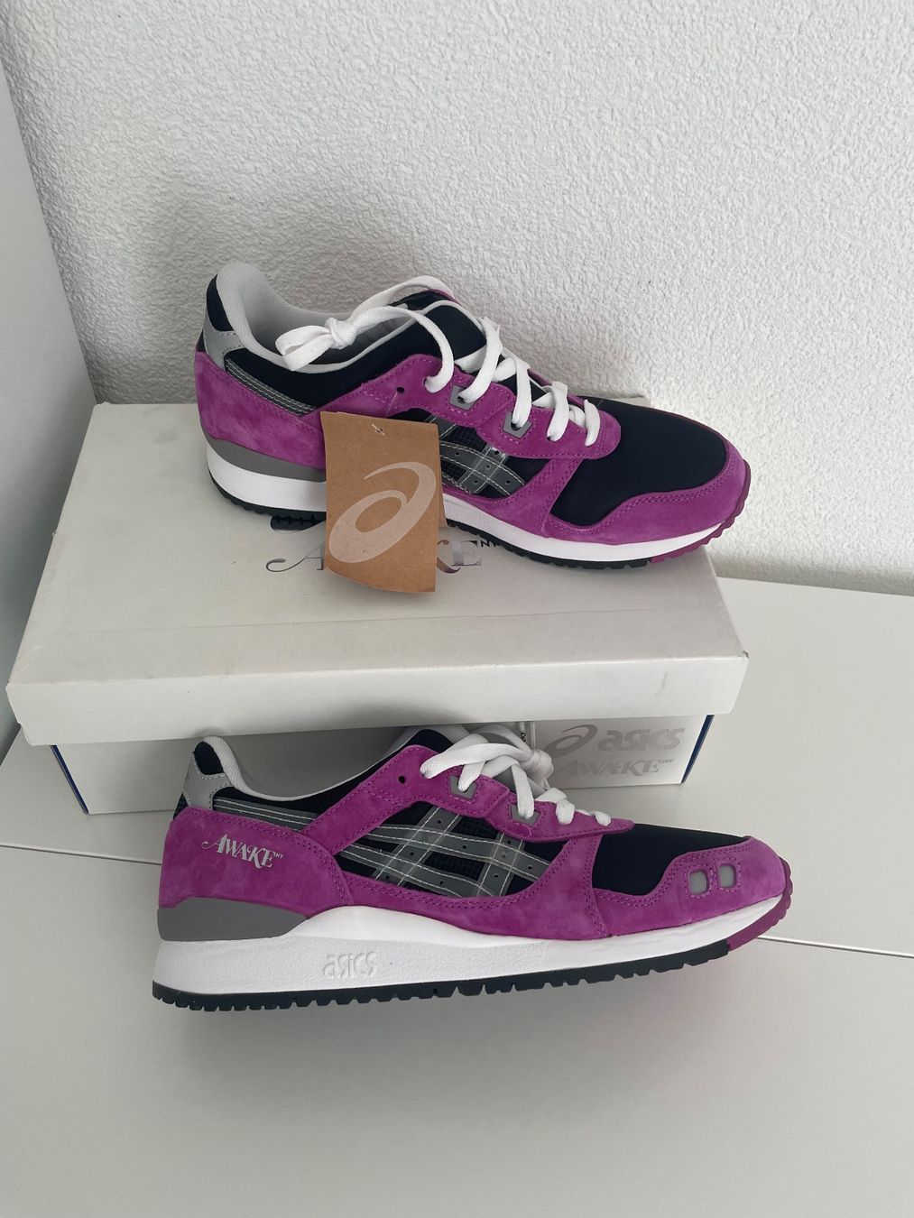 Asics Damenschuhe: Asics Awake Turnschuhe NEU Grösse 42 – Gebraucht aus Dällikon von buyandbehappy