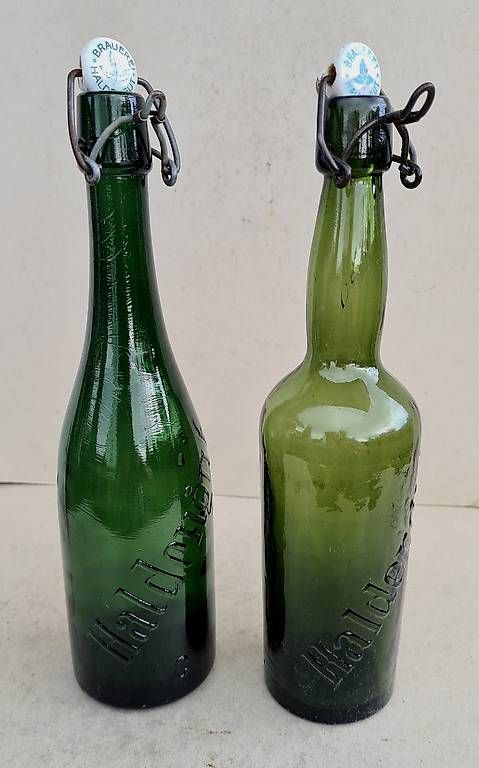 Haldengut Bicchieri, Caraffe & Bottiglie: Zwei schweizer Bierflaschen Haldengut Winterthur um 1900 – Usato da Frasnacht venduto da Carawill 2