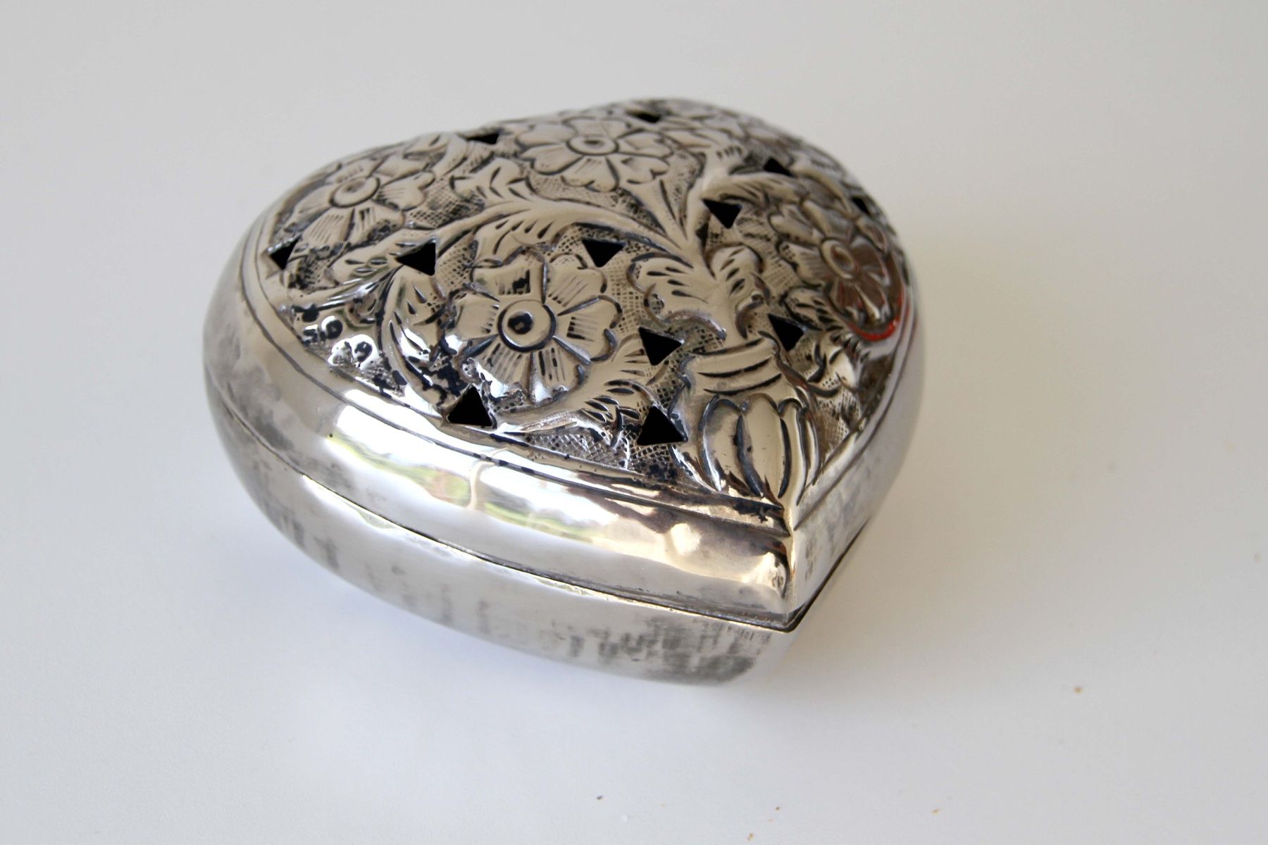 Sonstige Dekorationen & Accessoires: Herz Dose (Potpourri) versilbert mit durchbrochenem Deckel – Gebraucht aus Merlischachen von sammlerstueck 1