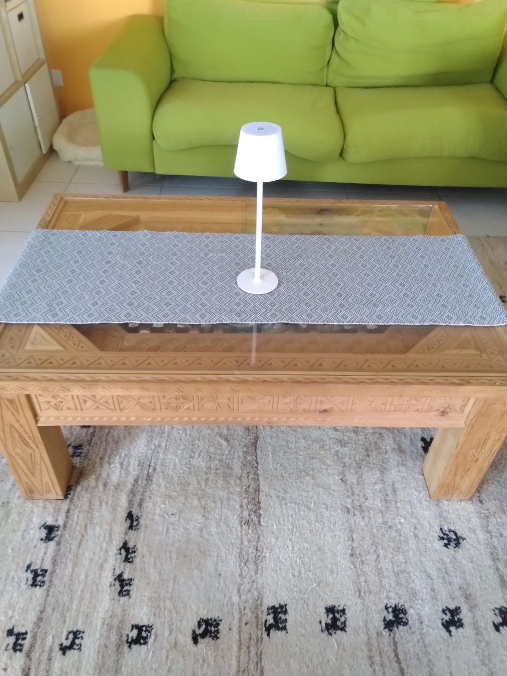 Tables: Handgefertigter Holz-Couchtisch mit Glasplatte – D'occasion à Sursee par Benevol 2