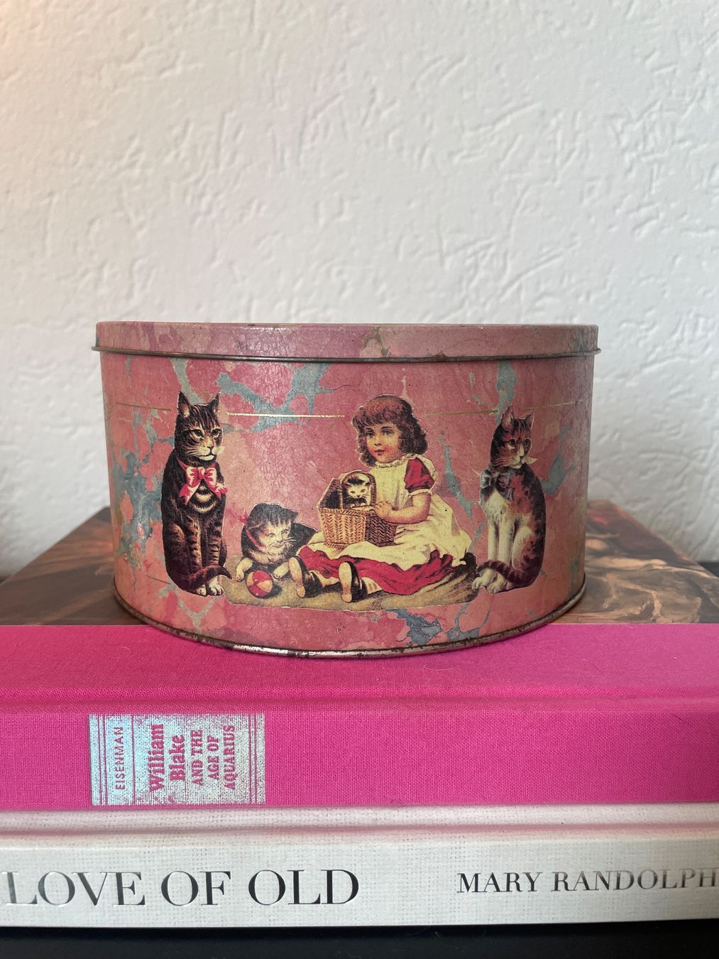Recipients et similaires: Alte Blechdose mit nostalgischen Motiven Mädchen und Katzen – D'occasion à St. Gallen par Shazzz