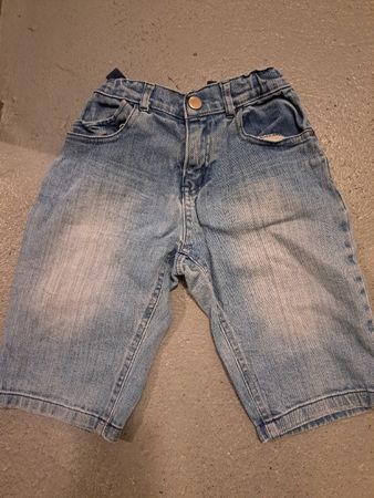 Zu verkaufen kurze Jeanshose Grösse 140. In gutem Zustand.