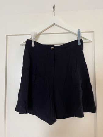 Elegante Shorts in dunkelblau grösse S von Zara