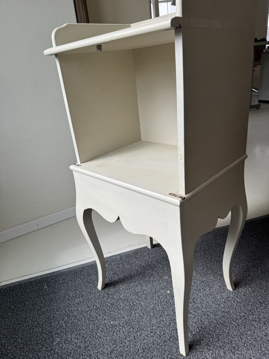 Comodini: Nachttisch grau 42 x 34. Höhe 93 cm – Usato da Wald/ZH venduto da spandau723