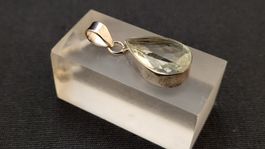 Silber-Anhänger mit hellgrünem Stein