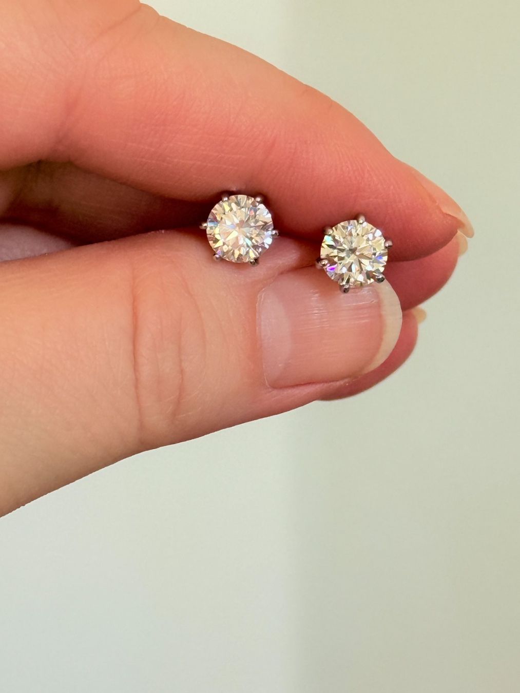 Ohrringe & -stecker: 2.00(total)ct D white moissanite earrings with certificate – Neu und originalverpackt aus Genève von AWWA 2