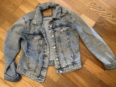 Jeansjacke Grösse M (klein geschnitten)