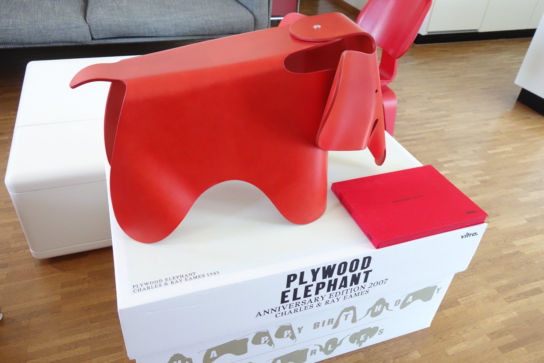 Vitra Statuette: Vitra Eames Plywood Elephant 2007 Anniversary Edition Red – Usato da St. Gallen venduto da 8201 2