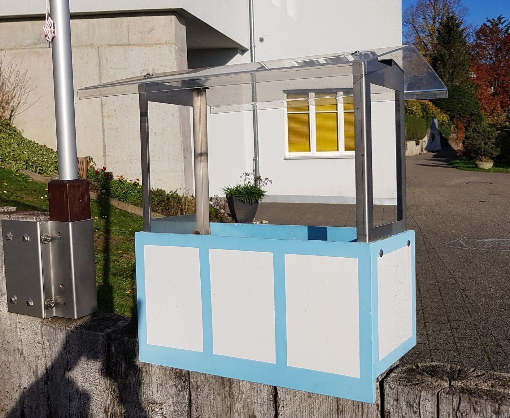 Casse di trasporto: Blumenkiste mit Regendach – Usato da Abtwil  SG venduto da Relluem1