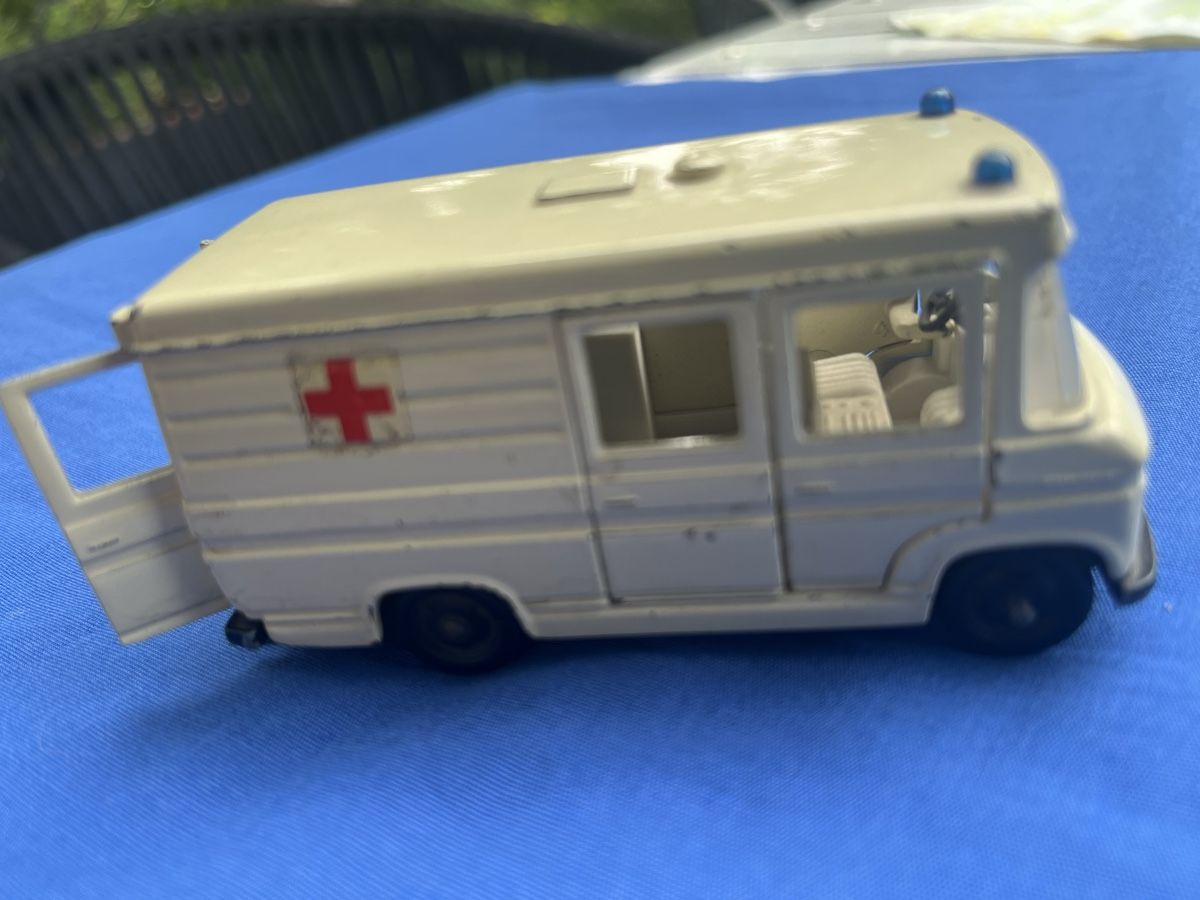 Siku Modellautos: Siku Binz Rettungswagen V 92  – Gebraucht aus Romanshorn von Apfelschuss 1