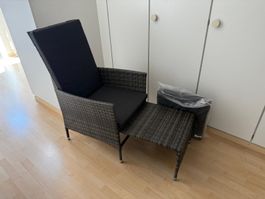 2 Rattan Gartenstühle mit Fussablage, neuwertig, Grau