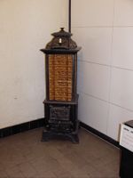 kleiner Gestellofen mit braunen Kacheln
