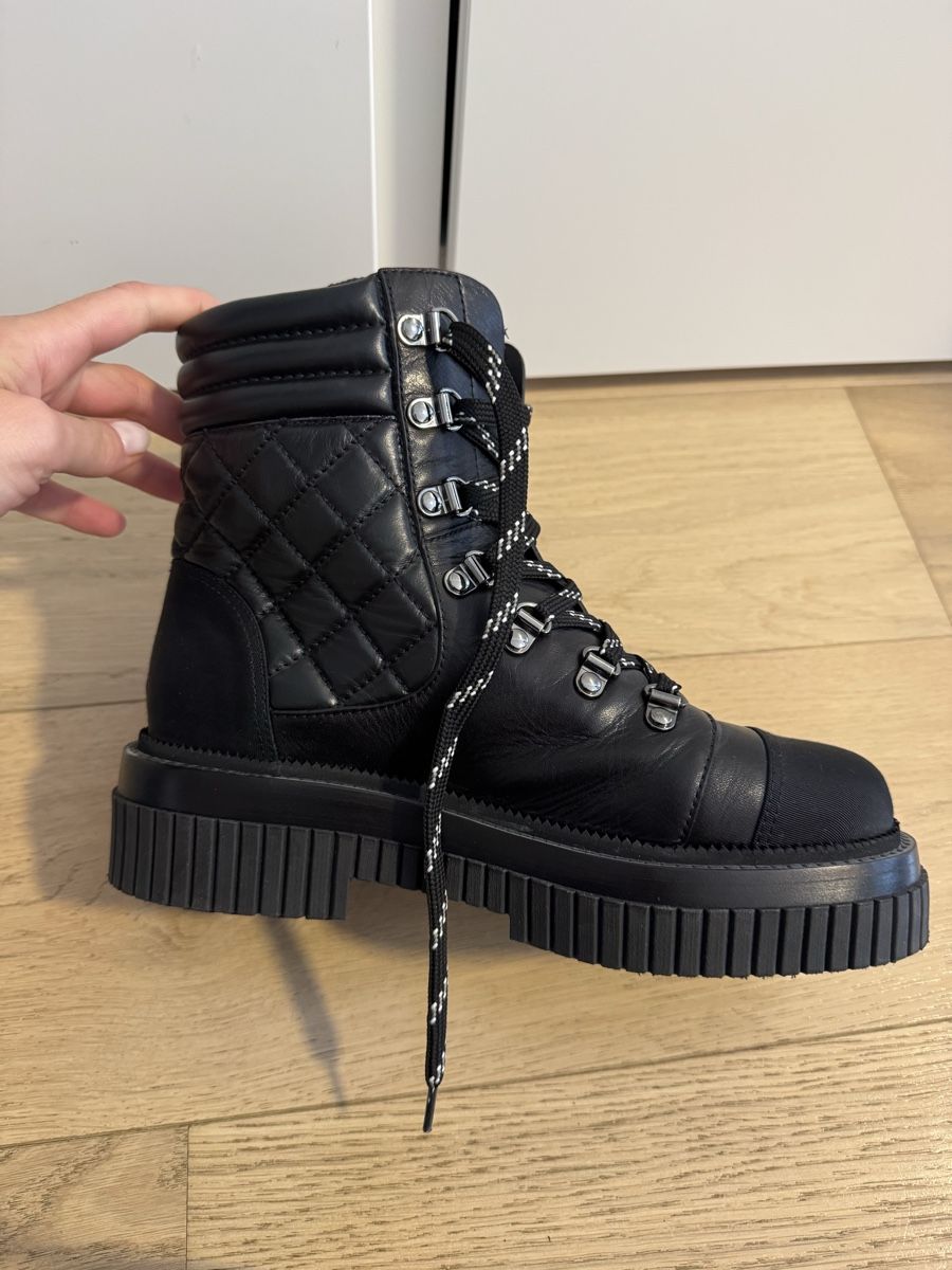 Chanel Chaussures femmes: Bottines Chanel Noir – D'occasion à Genève par hya_ccc8 1