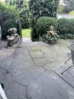 Zwei Gartenfiguren Putten aus Steinguss im Set gebraucht