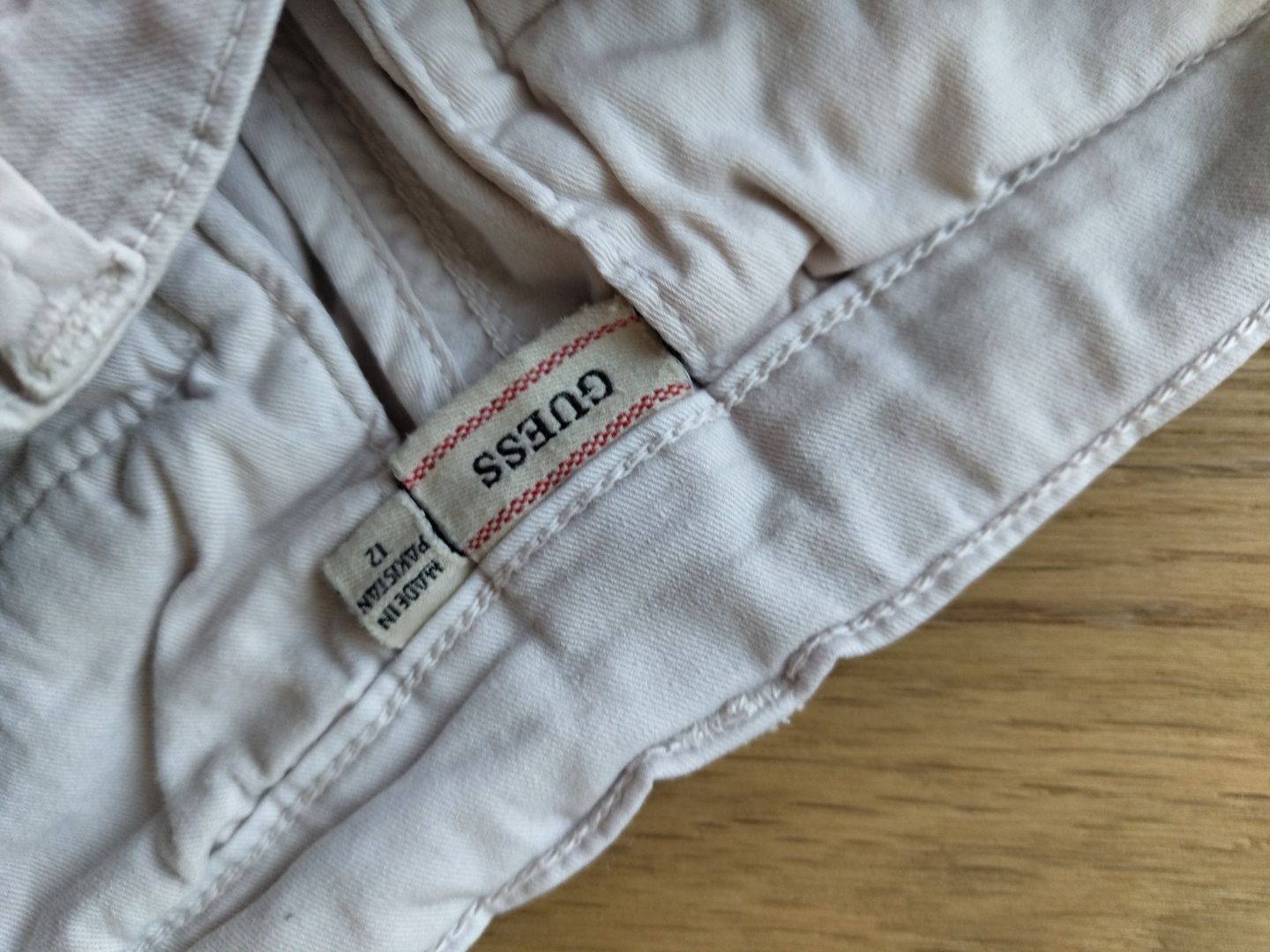 Guess Pantaloni: Neuwertig Guess kurze Hose gr 152 – Nuovo (secondo la descrizione) da Gams venduto da bigwolfi-schnuggel 2