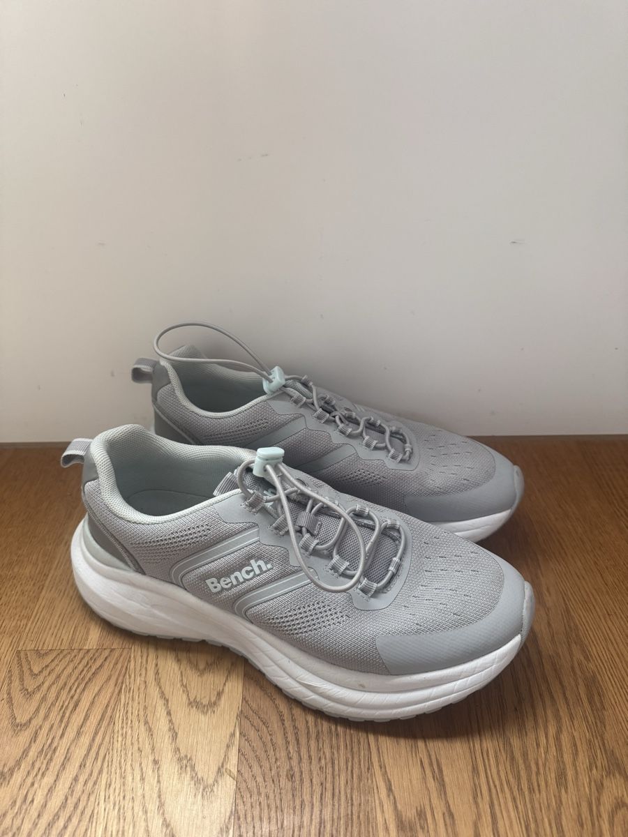 Bench Schuhe für Mädchen: BENCH Turnschuhe / Hallenschuhe 40 – Gebraucht aus Hüttikon von MacDani