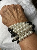 Armband mit 10 Straengen mit schwarzen und weissen Perlen