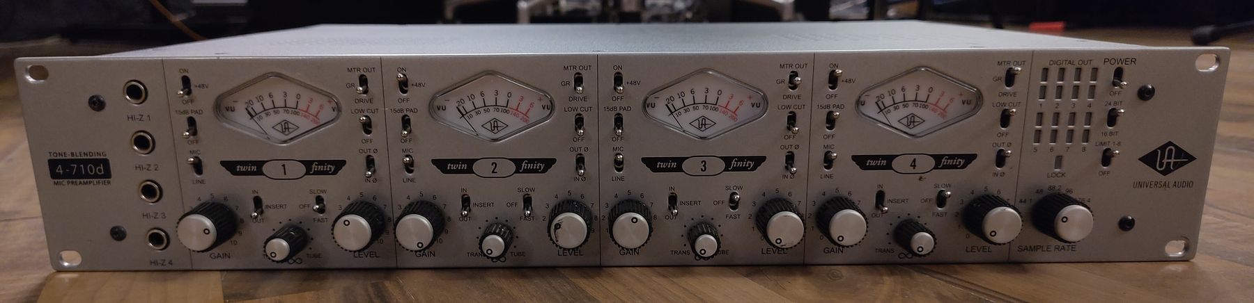 Amplificatori: Universal Audio 4-710d Mikrofonvorverstärker – Usato da Basel venduto da Loggae1 3